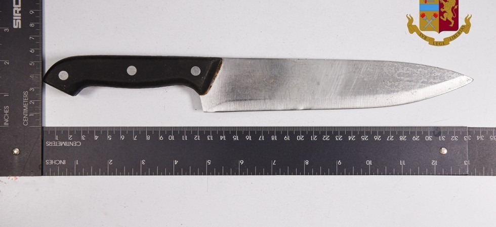 Minaccia con un coltello prima una commessa e poi i poliziotti